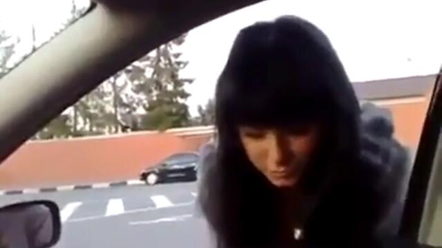 Тази девойка няма никаква идея какъв ураган ще я сполети (ВИДЕО)