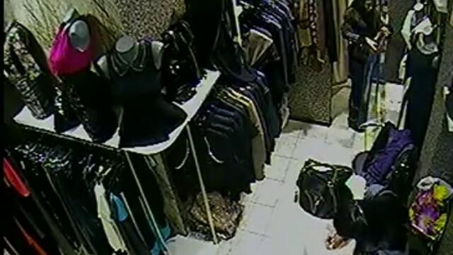 Секси мацка скри топката на ромските крадли