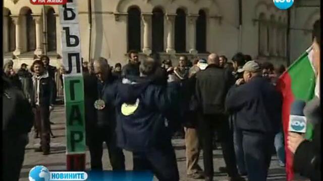 Протестиращи хвърляха компютърни мишки срещу сградата на парламента