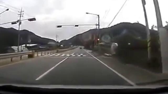 Шофьор спасява пешеходка