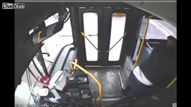 Бой в училищен рейс предизвика катастрофа (видео)