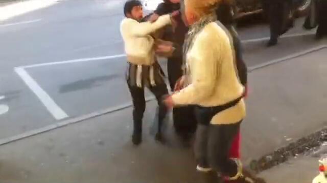 Гледайте един откачен Ромски бой на улицата! Тия дали не са сериозни а!