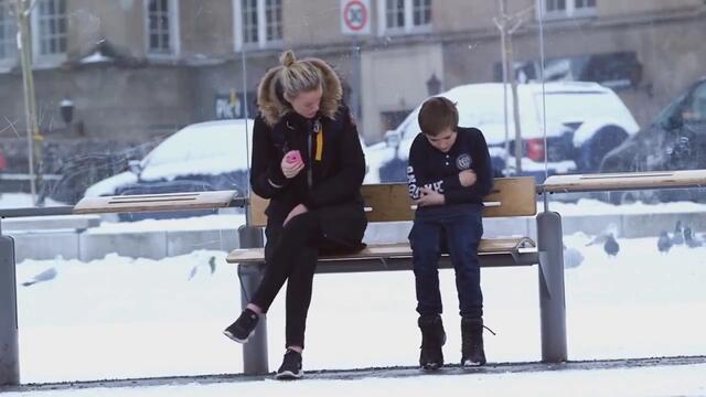 Би ли помогнал на дете, което замръзва от студ? ... Социален експеримент!