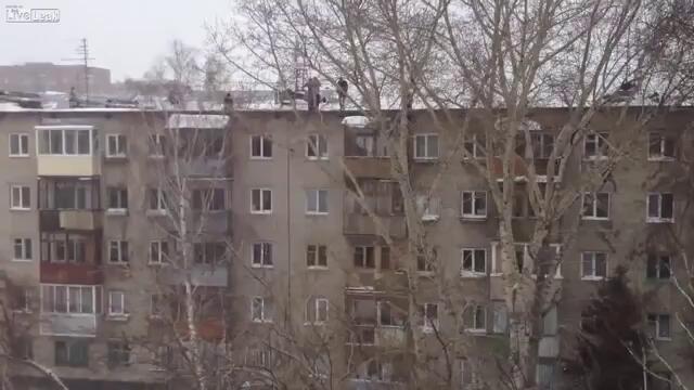 Ненормален тип от Русия се запали и скочи от покрива на 5-етажна сграда.