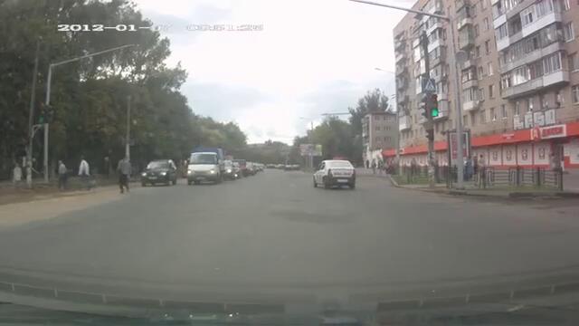Двама шофьори се бъхтет посредата на кръстовище! Да се смее ли човек или да плаче