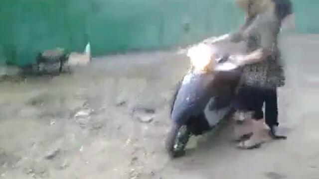 Жена на скутер Никога (смях)