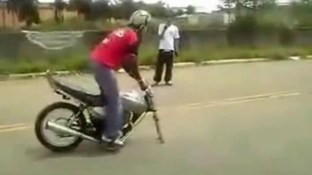 Опит за каране на мотор без едната му гума (смях)