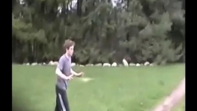 Поредния идиот се пребива (смях)