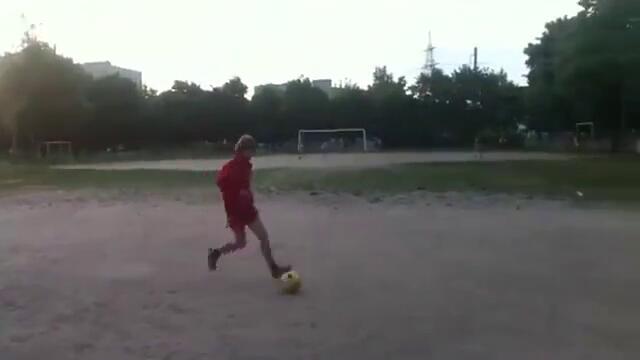 Толкова силно ритна топката,че замалко да убие жената