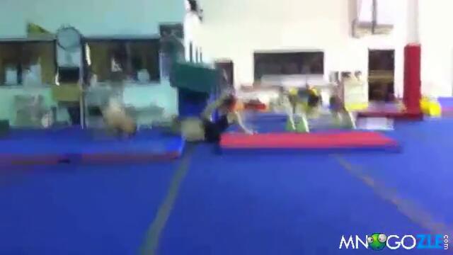 Двойно задно салто от човек