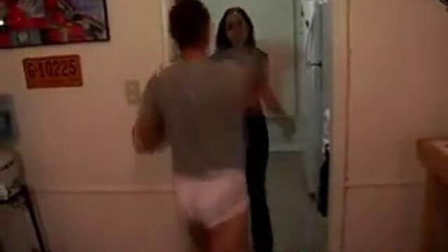 Мотивира се от свалянето на гащите и я удари (смях)