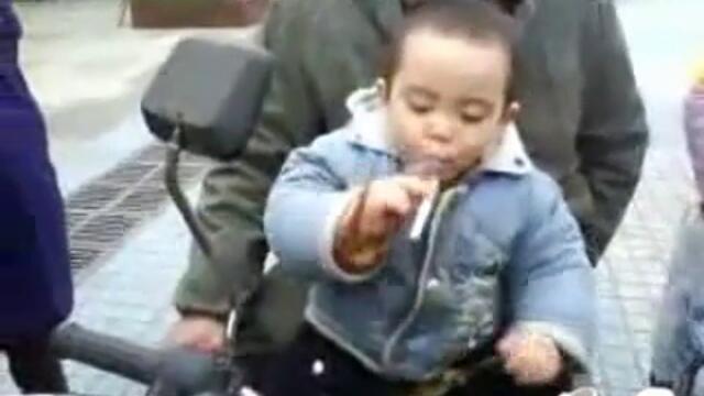 Най-малкото дете пушач в света!!!!