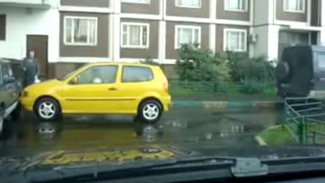 освен блондинка,незнам друг който паркирва така _ смях