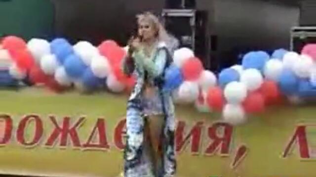 Певица пада от сцената (смях)