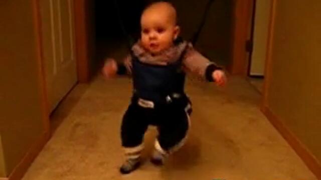 Бебе танцува страхотно
