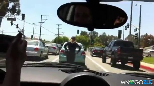 Руса кака се мисли за кола (супер смях)