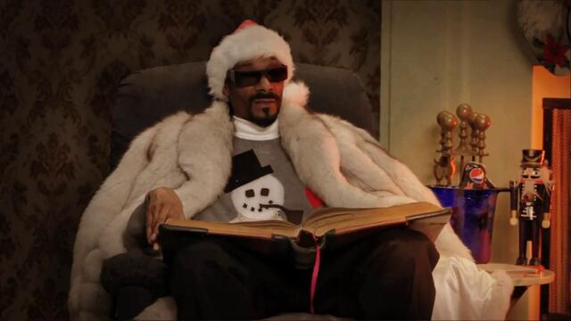 Snoop Doog чете коледна книжка като дядо Коледа