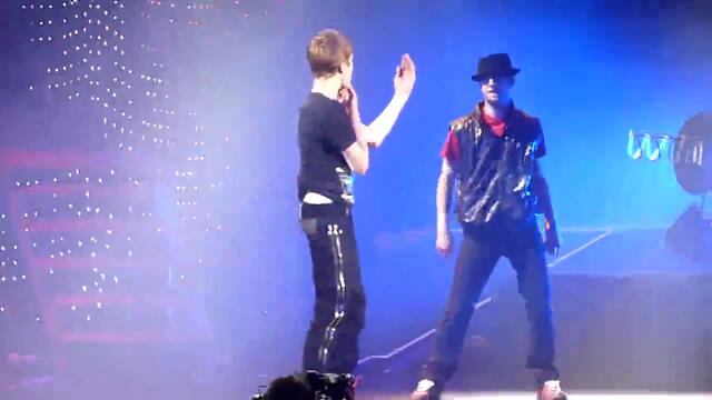04.03.2011 ! Justin Bieber Танцува !