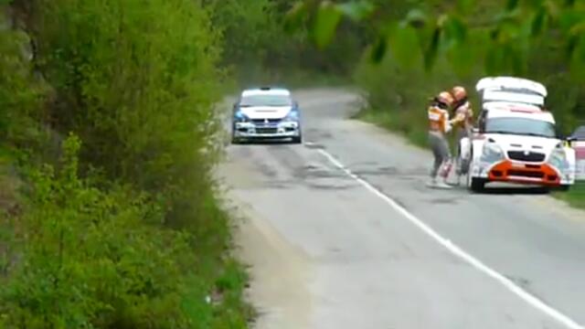 Димитър Илиев сменя гума на рали Траянд,�