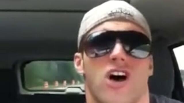 Зак Райдър си пее песента докато шофира