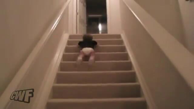 Бебетата слизат оригинално по - стълбите (смях)