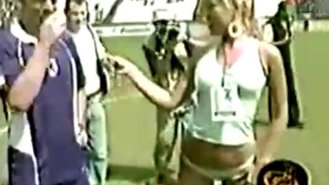 Секси репортерка си сваля гащите пред цял стадион