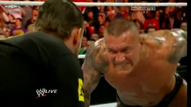 Randy Orton рита в главата Mason Ryan!