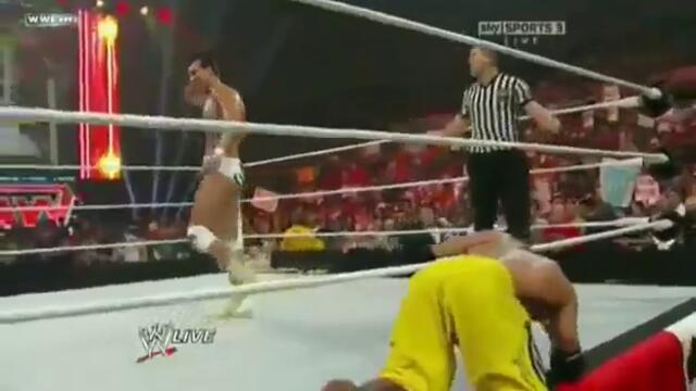 WWE Raw - Джон Сина спасява Рей Мистерио от Алберто Дел Рио 15.08.2011