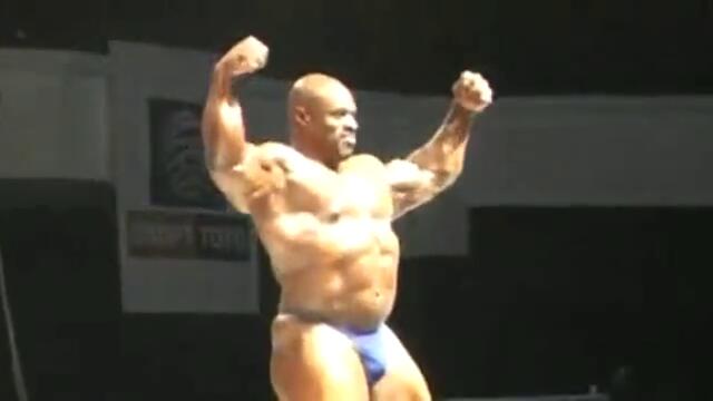 Рони Колман позира в България