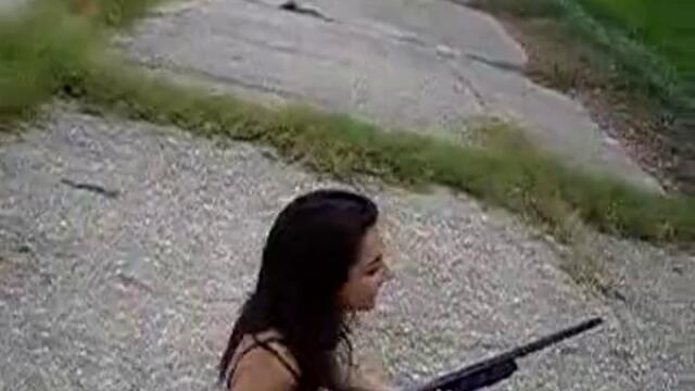 Секси мацка си пада на дупето след като гръмва с пушка