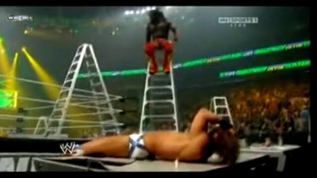 Кофи прави Бум бум от стълба върху коментаторската маса