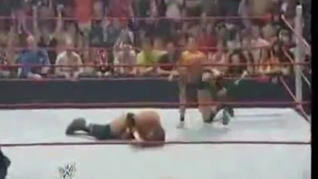 Randy Orton рита Triple H в главата