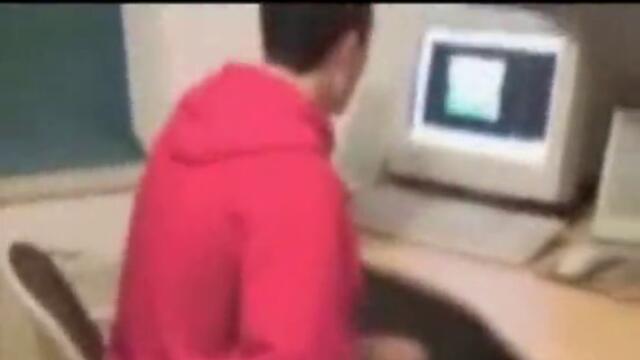 Хващат момче докато мастурбира