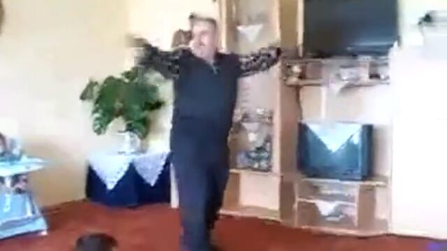 Дядка разбирач на техно танци