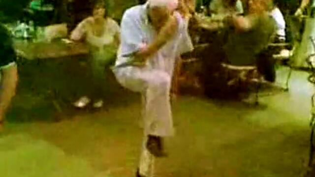 Дядка танцува в нощен клуб