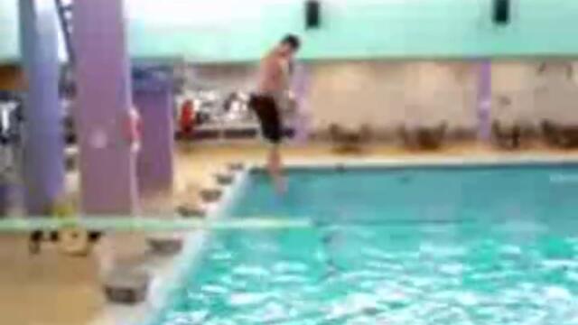 Дебелак се пребива на басейн