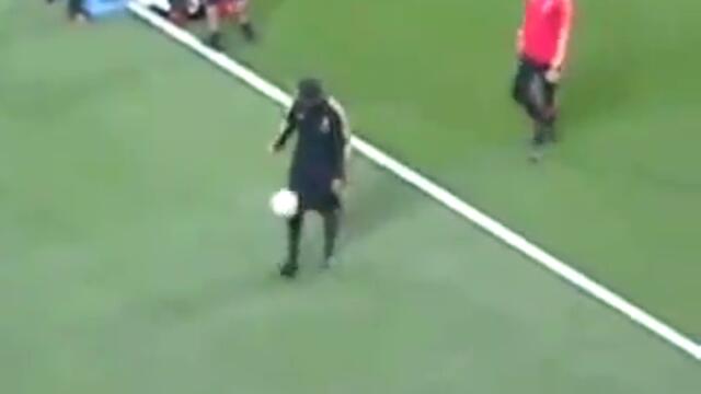 Ronaldinho отново слепи топката със земята !