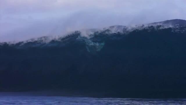 Огромни вълни поглъщат сърфисти!