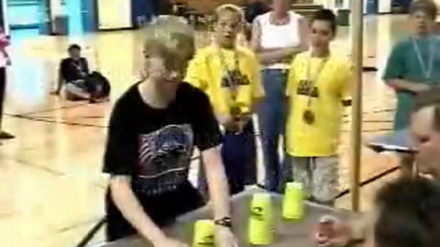 най бързото редене на чаши за 7 секунди