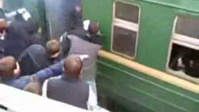 хулигани разбиват влак
