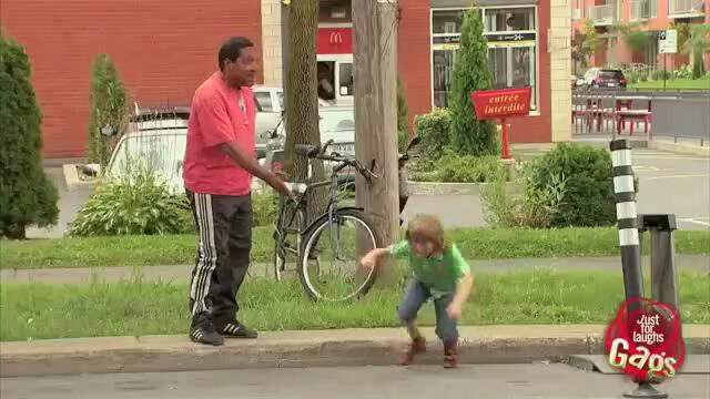 Дете минава през тухлена стена - Скрита камера