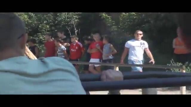 Луд пич повтаря едно и също