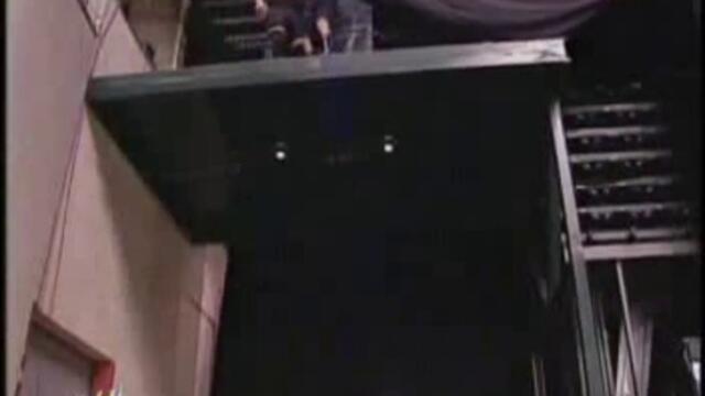 Big Show хвърля Енгъл от високо