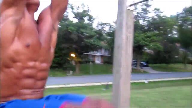 Оформени момчета правят street fitnes загрявка! Истински машини