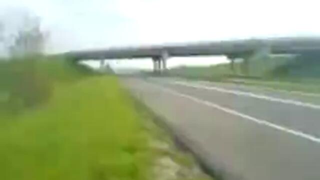 Полицай се опитва да спре Ferrari !