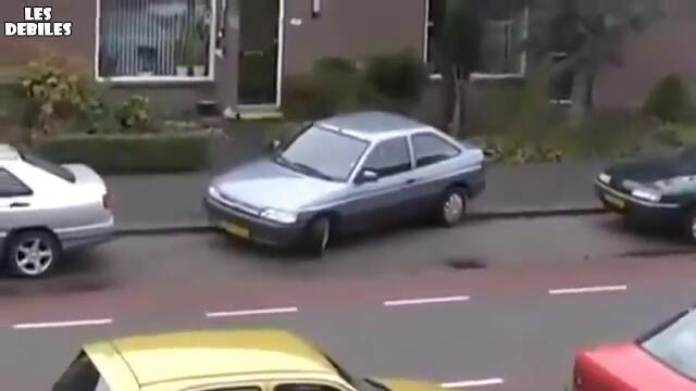 Една доста проста блондинка смях