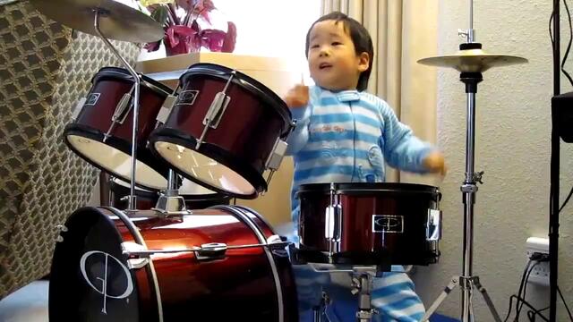 2-годишно сладурче свири на барабани