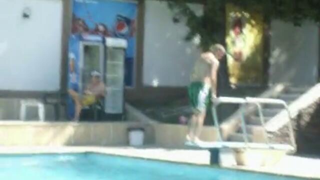 опасно задно салто в басейн ! (Mоля не го опитвайте) !!