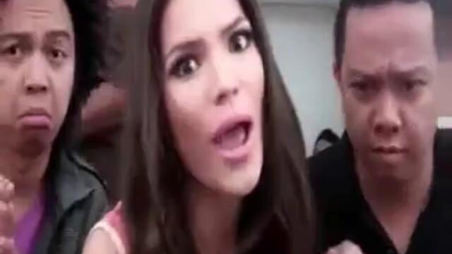 Лудо изпълнение на песен (смях)