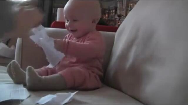 Бебе се смее на лист хартия - Смях